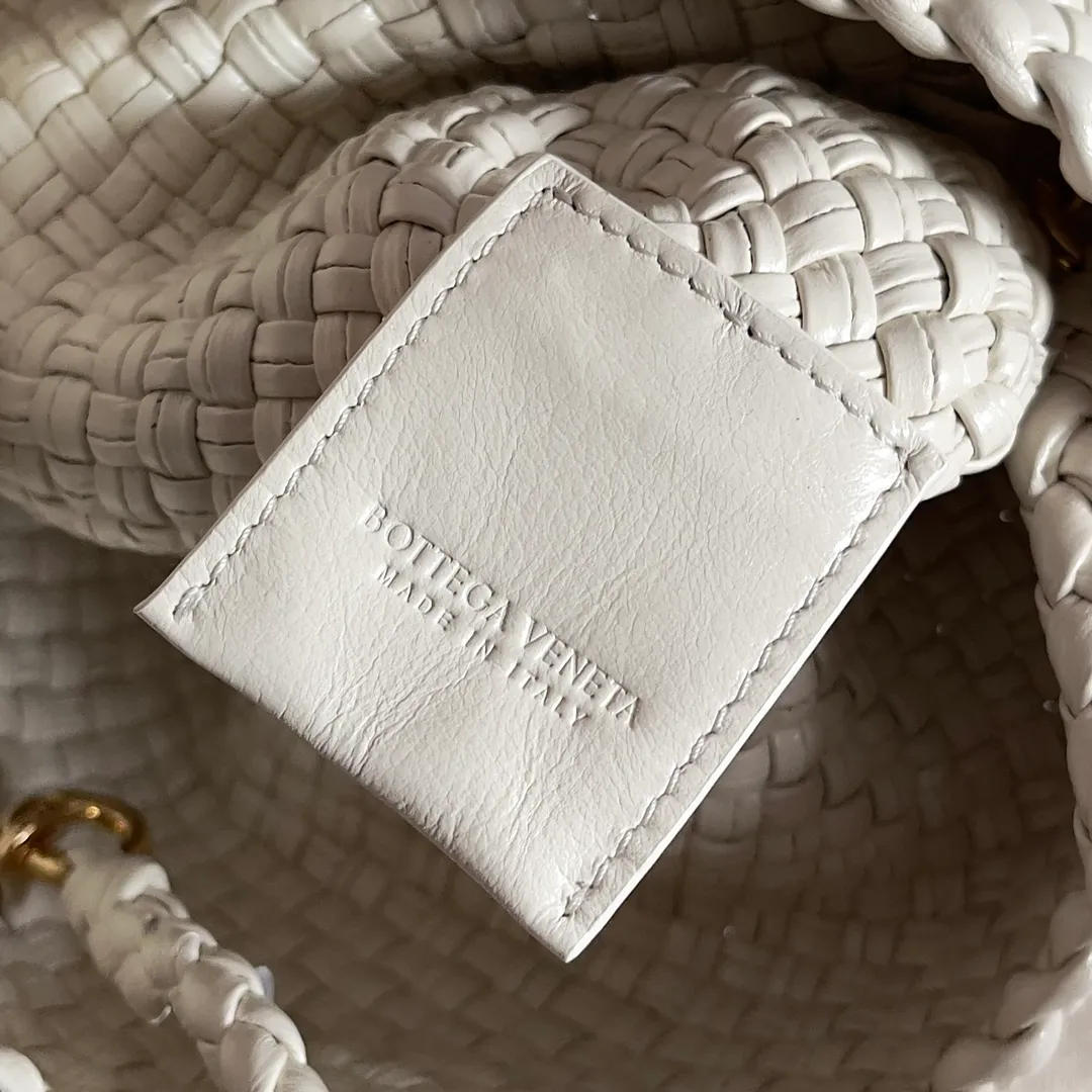 Batch 3760 BV collectible small woven handbags are really YYDS!! Bottega Veneta’s most classic small woven handbags are back! ! We use the highest quality leather with the highest craftsmanship❤️ to create the most expensive works. We have created the Intrecciato leather weaving process❤️ This unique traditional exclusive leather weaving method has not only become our logo but also reflects the time-consuming and labor-intensive craftsmanship of our products❤️ The new TOSCA handbag must be a selection worth collecting🆕 Style number: 776755 Size: 20*15.5*7cm